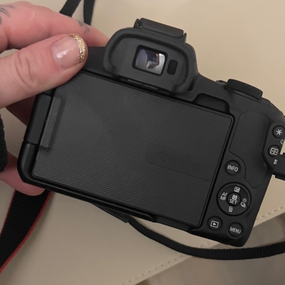 Canon EOS R50 Digital Camera - Picture 4 of 9